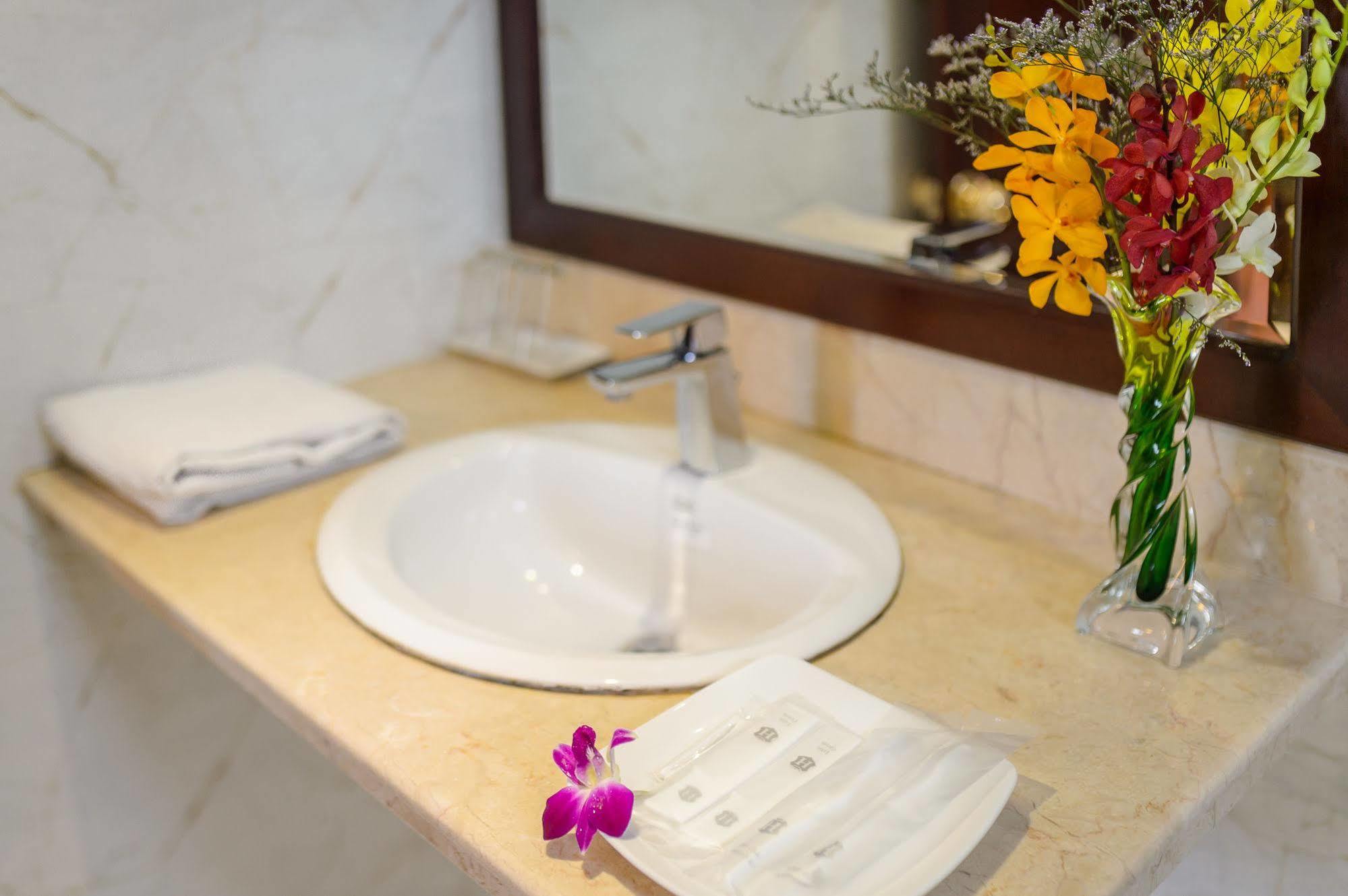 Iris Hotel Da Nang Exterior photo